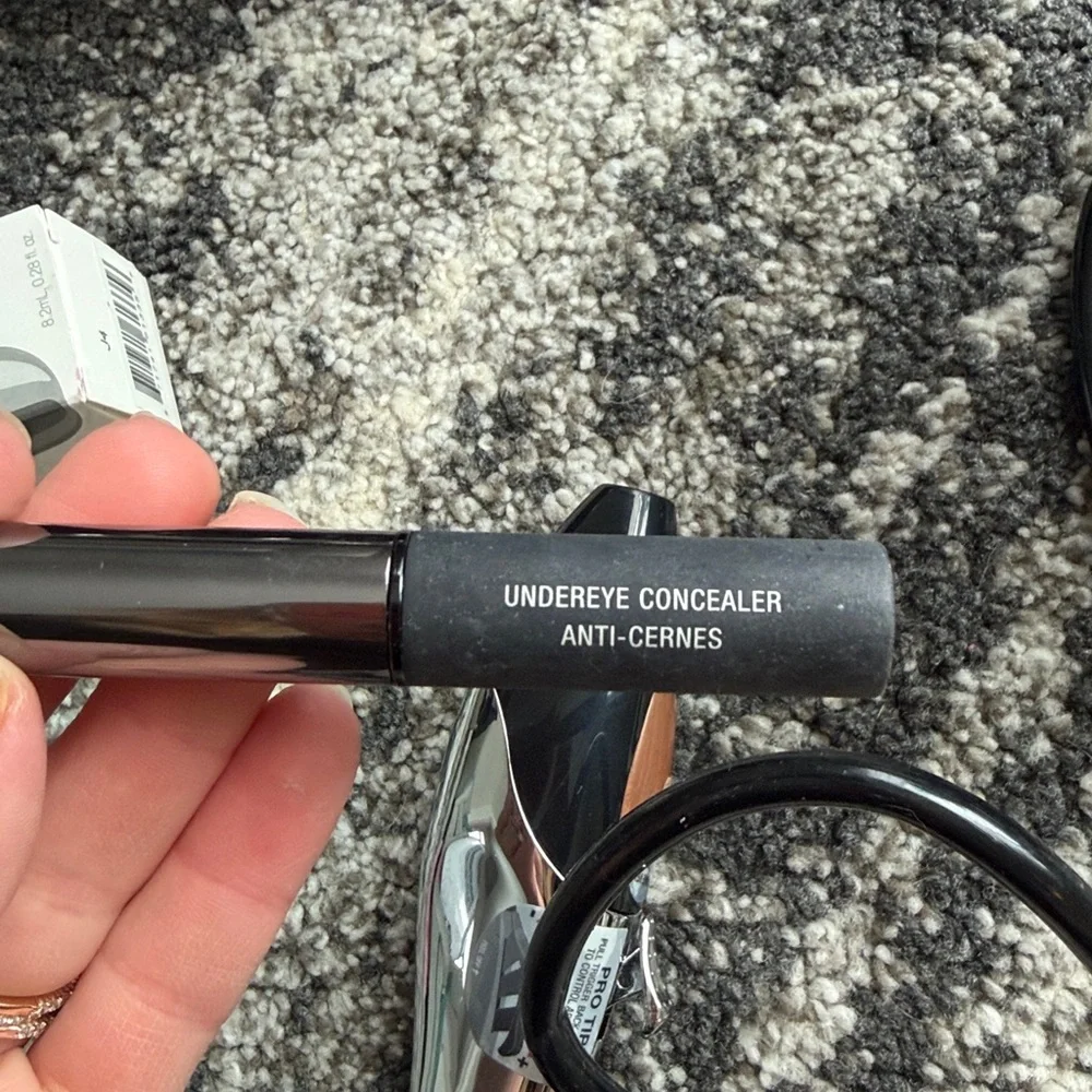 Temptu 2.0 airbrush makeup system includes airbrush, compressor, new bronzer
